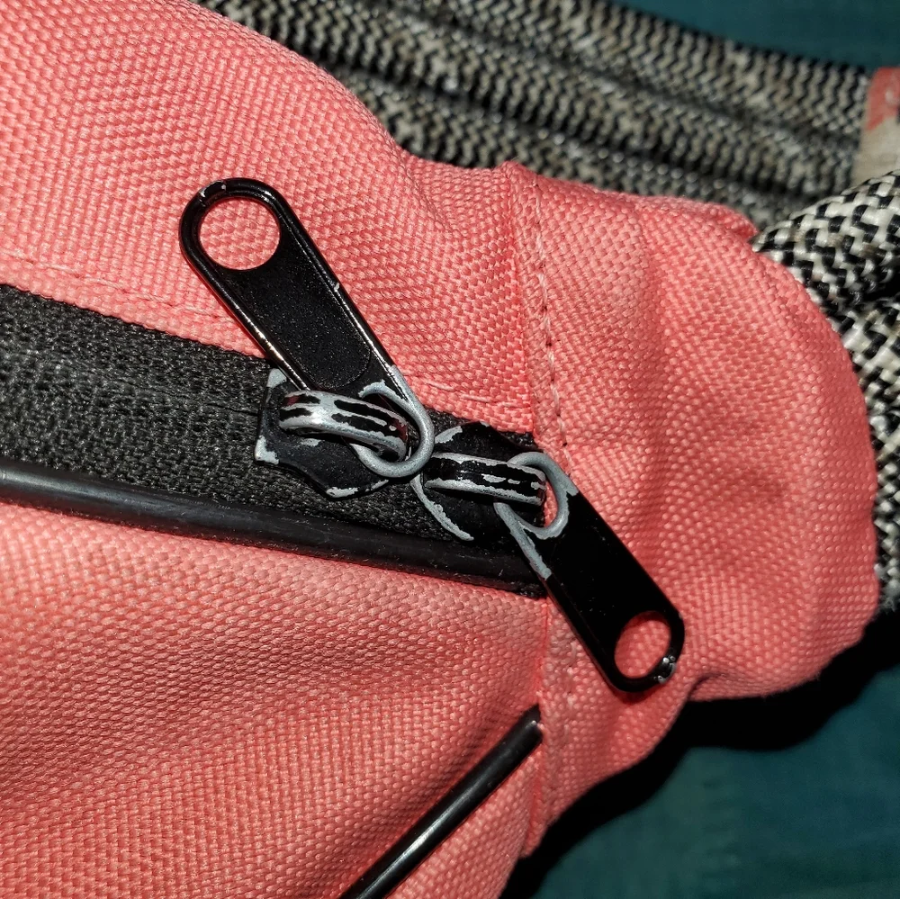 Kavu Coral Pink and Cream Arrow Print Crossbody Sling Bag